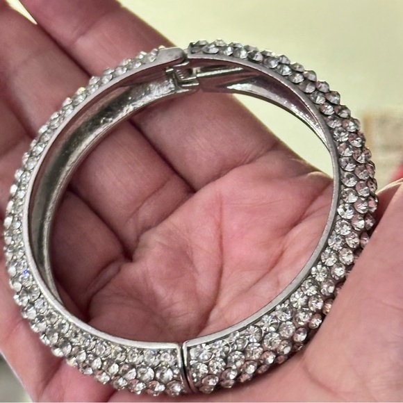 Dazzling Silver Rhinestone Bracelet 6 Rows of Sparkling Cut Stones 6.75-7.5 4370 - Picture 3 of 9